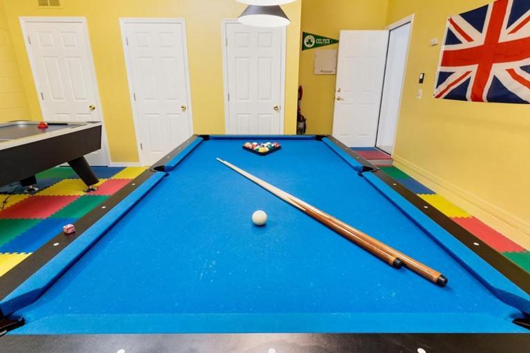 Lakeview 6-bedroom Retreat With Game Room, Private Pool, & Amenities - Ideal For Families & Groups *