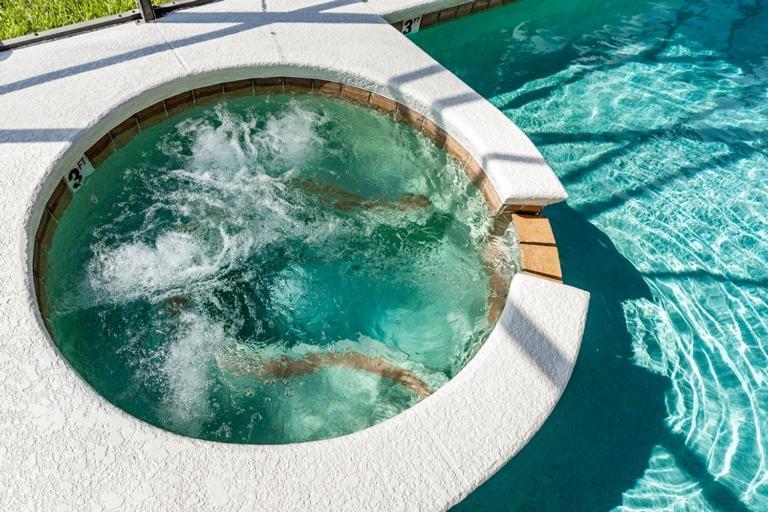 Lakeview 6-bedroom Retreat With Game Room, Private Pool, & Amenities - Ideal For Families & Groups