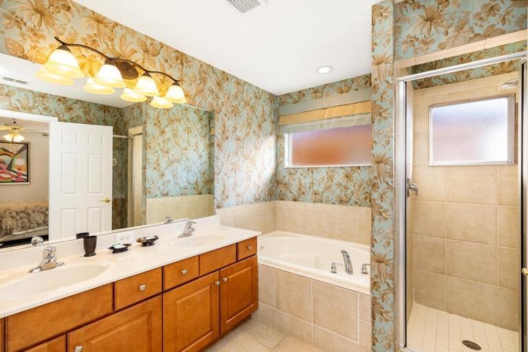 Lakeview 6-bedroom Retreat With Game Room, Private Pool, & Amenities - Ideal For Families & Groups