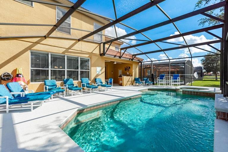 Lakeview 6-bedroom Retreat With Game Room, Private Pool, & Amenities - Ideal For Families & Groups *