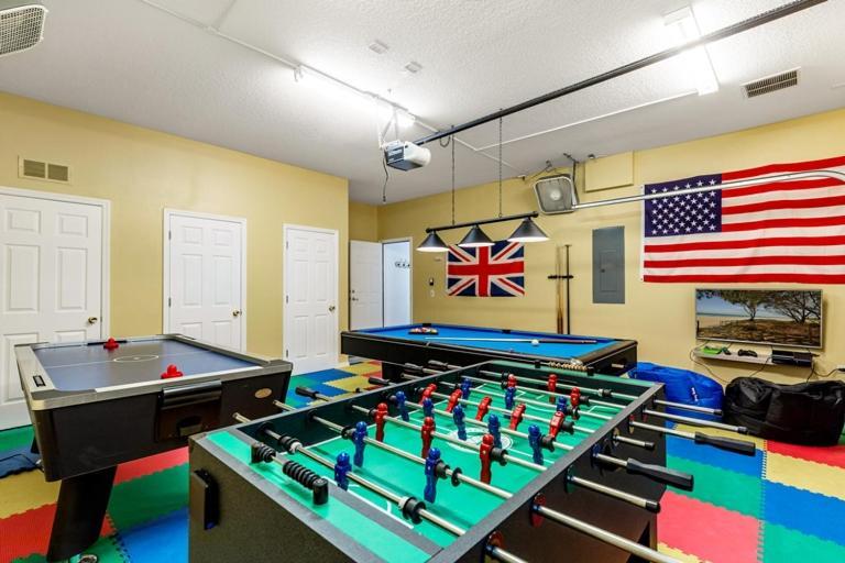 Holiday home Lakeview 6-bedroom Retreat With Game Room, Private Pool, & Amenities - Ideal For Families & Groups *