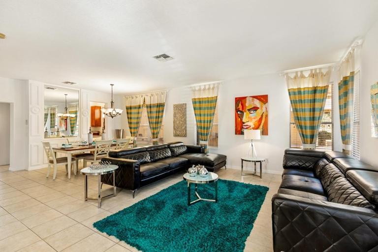 Lakeview 6-bedroom Retreat With Game Room, Private Pool, & Amenities - Ideal For Families & Groups Holiday home