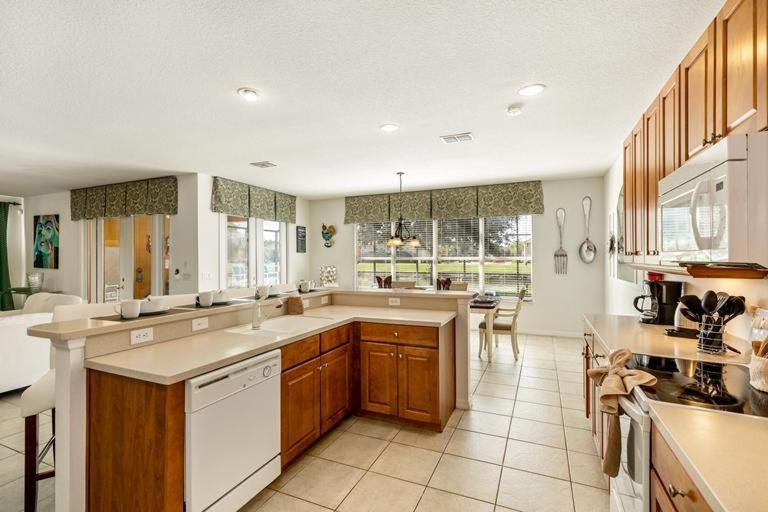 Holiday home Lakeview 6-bedroom Retreat With Game Room, Private Pool, & Amenities - Ideal For Families & Groups *