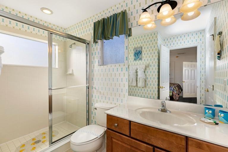 Lakeview 6-bedroom Retreat With Game Room, Private Pool, & Amenities - Ideal For Families & Groups