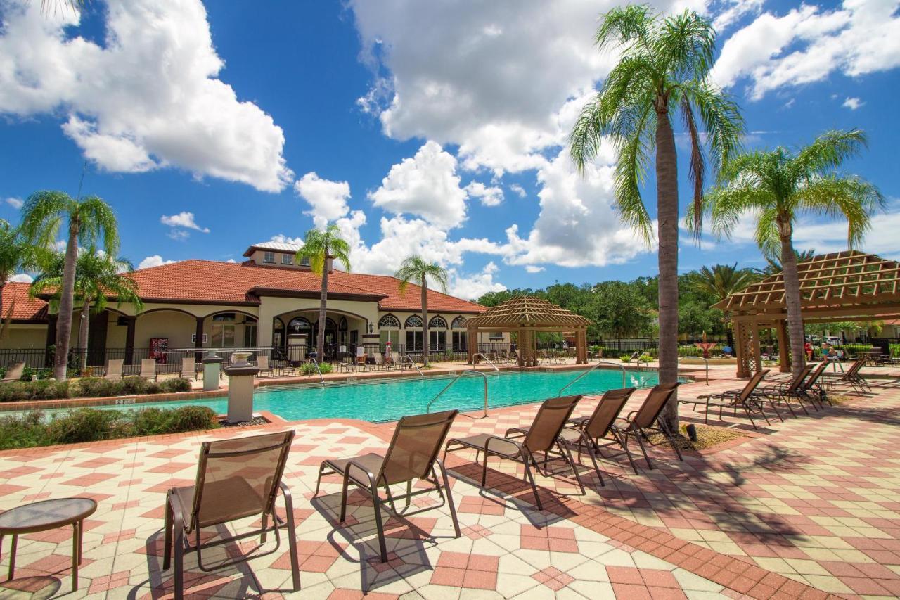 Lakeview 6-bedroom Retreat With Game Room, Private Pool, & Amenities - Ideal For Families & Groups Holiday home *