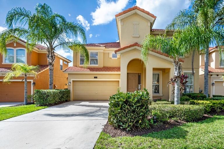 Lakeview 6-bedroom Retreat With Game Room, Private Pool, & Amenities - Ideal For Families & Groups Holiday home Kissimmee