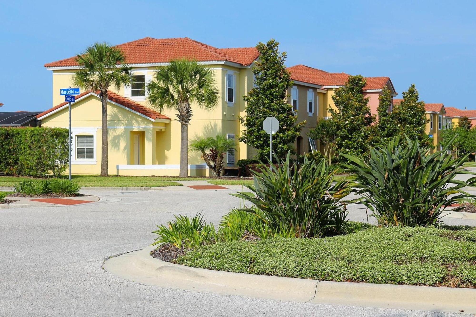 Lakeview 6-bedroom Retreat With Game Room, Private Pool, & Amenities - Ideal For Families & Groups
